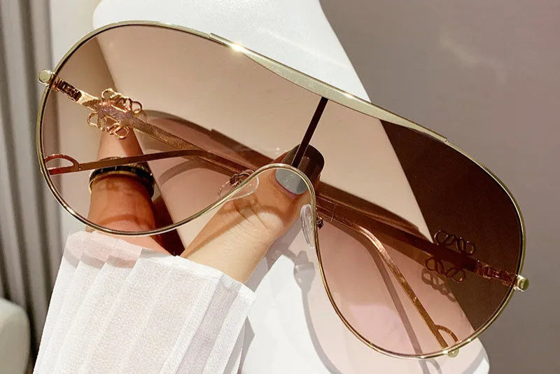 Gradient aviator sunglasses with metal frame and polycarbonate lenses - stylish tinted aviator shades