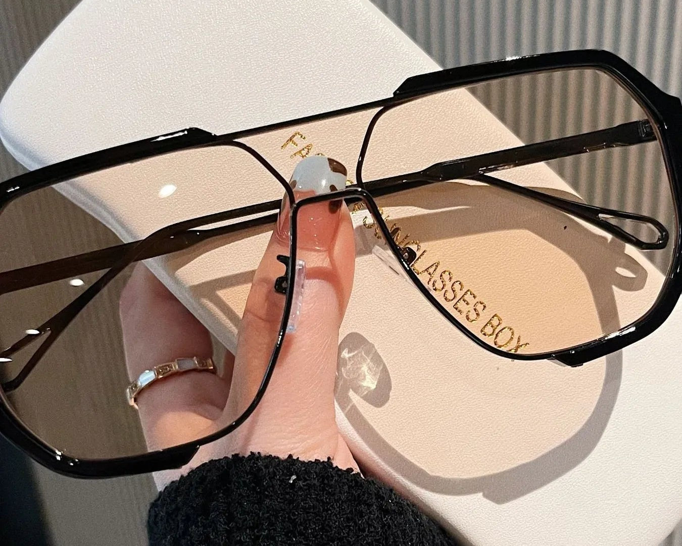 Oversized UV protection sunglasses with alloy frame and acrylic lenses - stylish large sunglasses